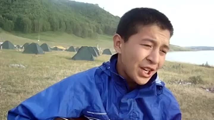Киргиз поет. Красивые казахские парни. Казах поет. Киргизский мальчик поет. Казахский мальчик красиво поет.