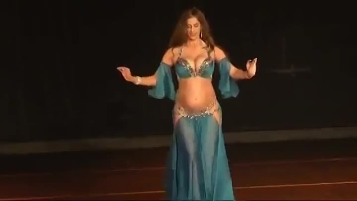 беременная женщина танцует танец живота
