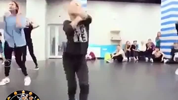 Девочка классно танцует