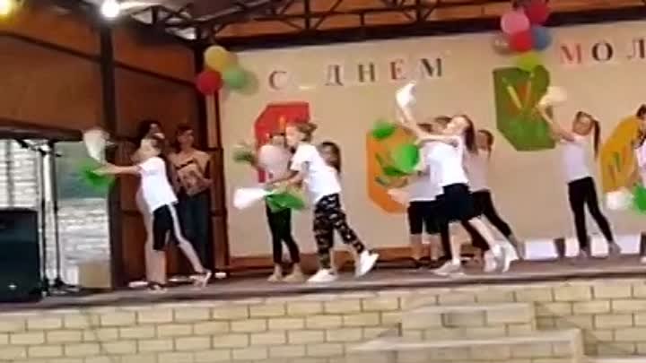 Танцевальный кружок "Карамельки" с танцем "Чудо детст ...