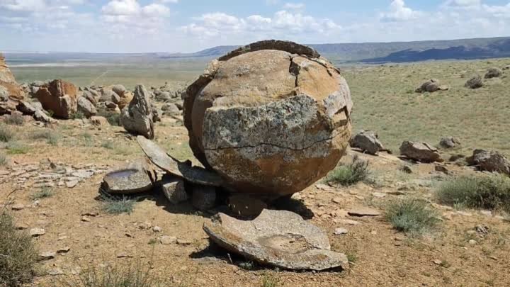 Казахстан: целая долина загадочных каменных шаров