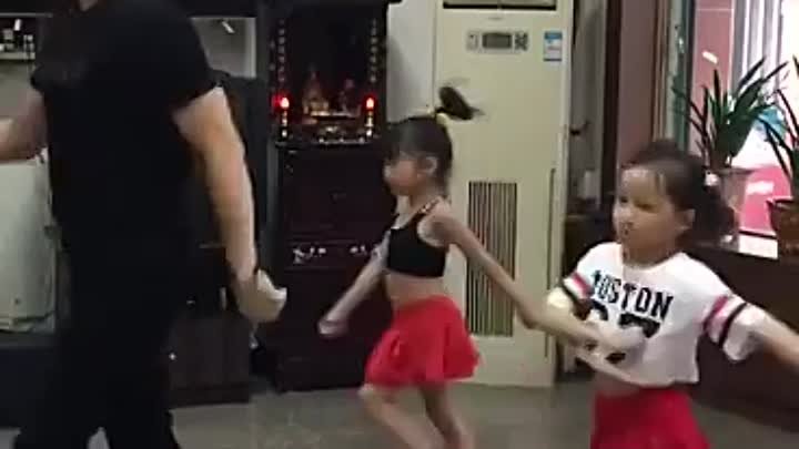 Японские отцы и дочь видео. Отец и дочь танцуют. Отец танцует с дочкой. Танец пап и дочек. Доча танцует.