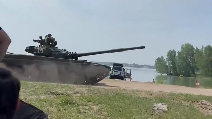 В Тюмени танк задымил пляж