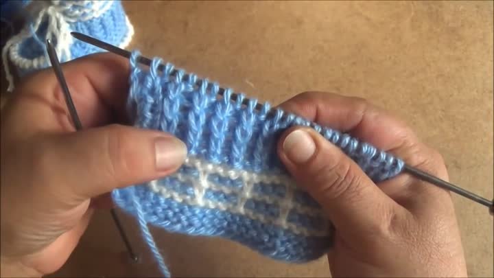 Голубые пинетки спицами. Часть 1. knitting booties for the baby