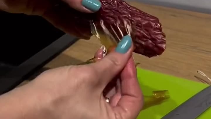 Как быстро почистить колбасу от кожуры