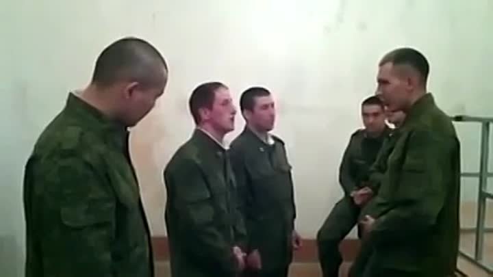 Русский принимает Ислам в армии. 