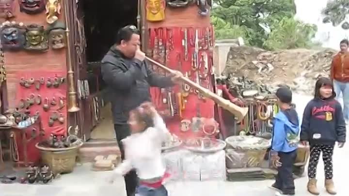 Катманду. Непалец играет на трубе. )) Трубу можно купит тут же.