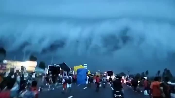 Огромное шельфовое облако появилось, пугая местных жителей, в индийском Харидваре, на фоне продолжающих накрывать страну мусонных ливней.
