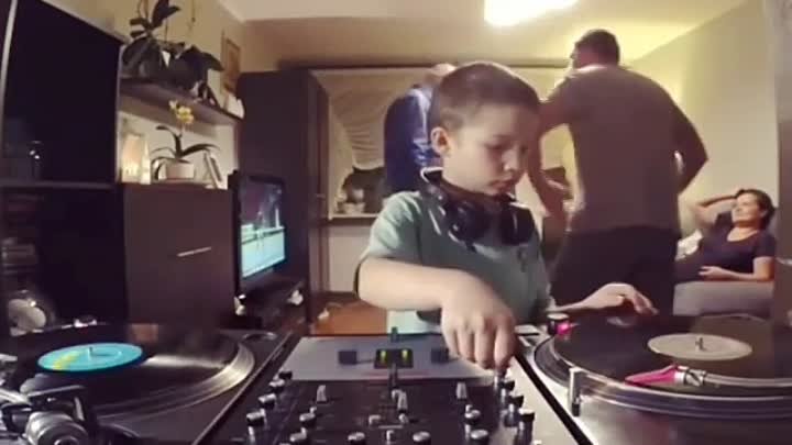 A 9-year old kid mixing on vinyl with his dad, how cool is this!?😎