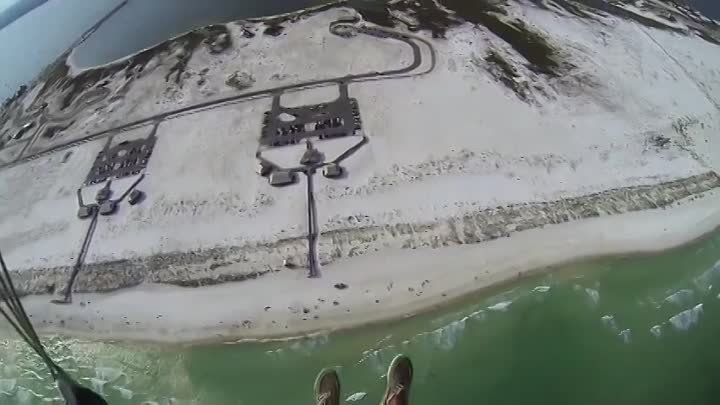 Прыжок с вертолета над пляжем