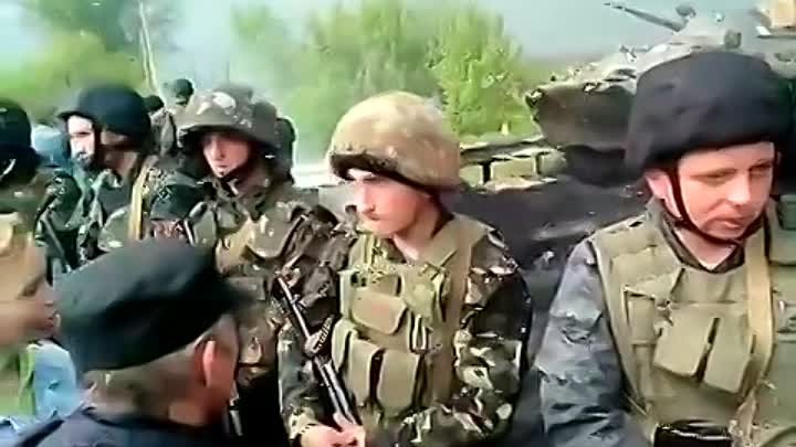 Славянск. Люди блокируют украинских военных