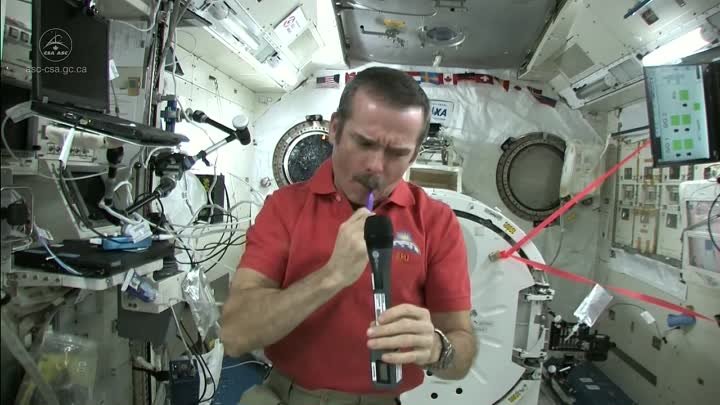 Как чистить зубы в космосе? Очень важно знать каждому!!!)