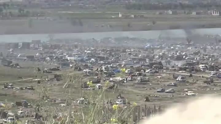 Курды ведут огонь по разбегающимся боевикам в деревне Багуз