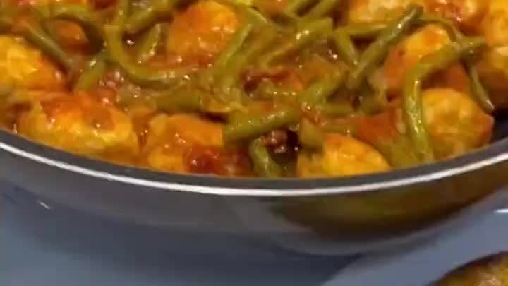 Фрикадельки с фасолью в томатном соусе