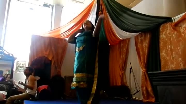 русская девушка красиво танцует  индийский танец