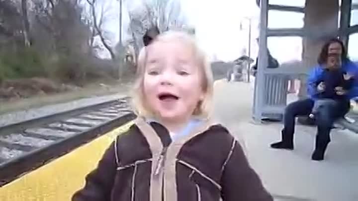 Девочка первый раз видит поезд