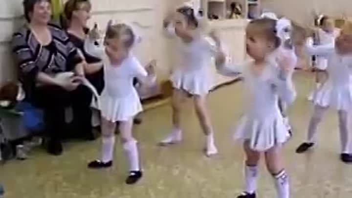дети танцуют хард басс =))