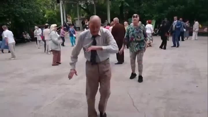 Дедушка танцует, молодые так не смогут!