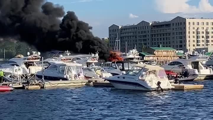 Сгорел яхт клуб адмирал