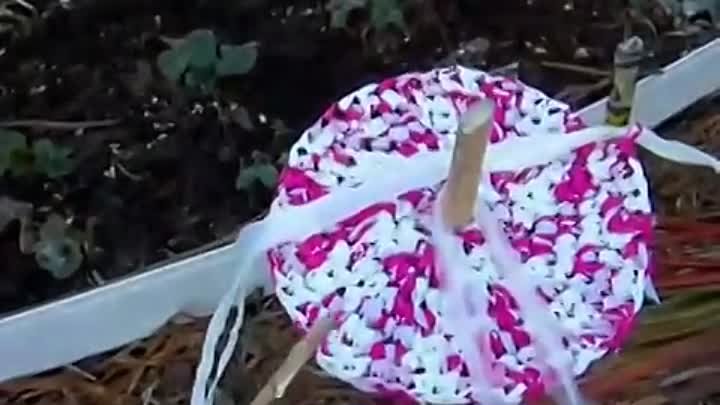 Вязание шляп из пластиковых пакетов.