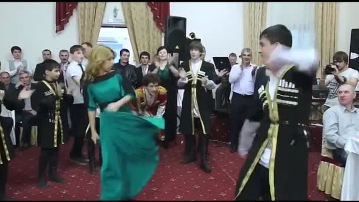 Марина Алиева на свадьбе)