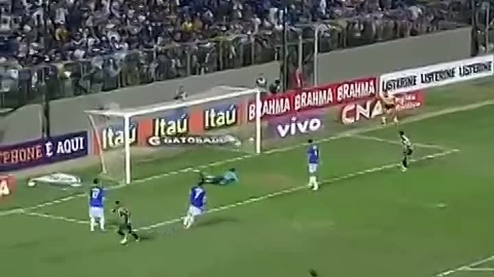 Бразилец Роналдиньё вспомнил свои лучшие времена, забив прекрасный г ...