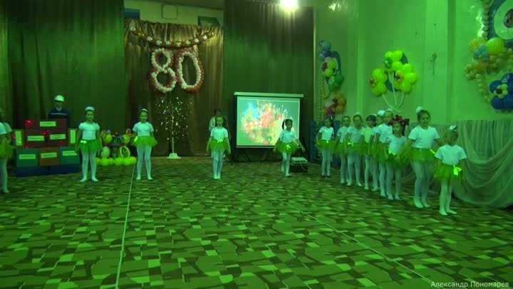 Выступление девочек на 80-м юбилее школы №3 г.Новошахтинска