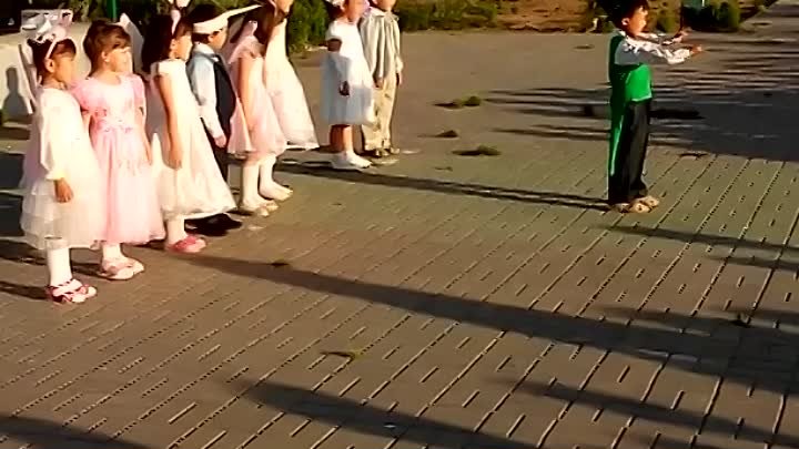 День независимости России.Детки поют.