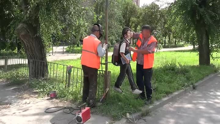 13.08.2023. ЛУГАНСК: ВОЗЛЕ ШКОЛЫ №26 ПОЯВИЛИСЬ МАКЕТЫ ДЕТЕЙ-ПЕШЕХОДОВ