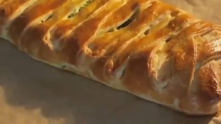 Пирог-косичка с яйцом и зелёным луком
