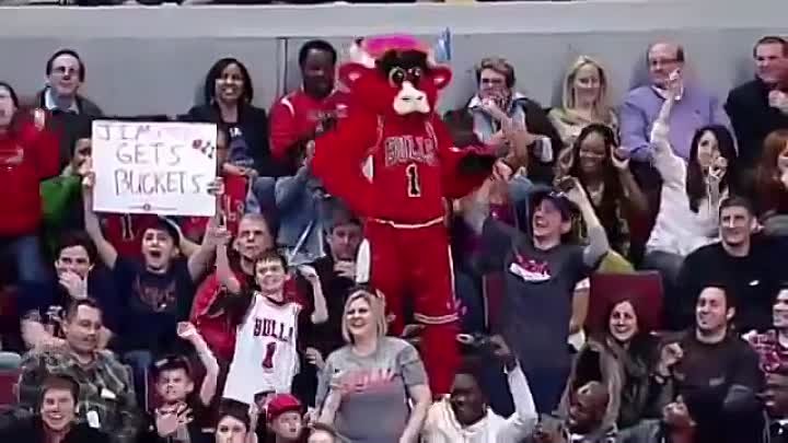 Самый лучший в мире баскетбольный талисман Chicago Bulls