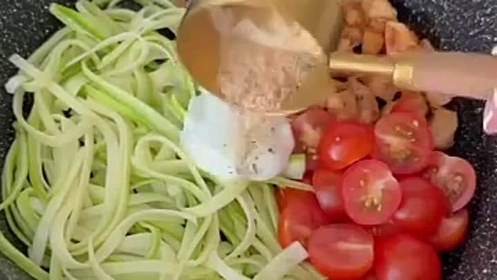 Спагетти из кабачка с грудкой