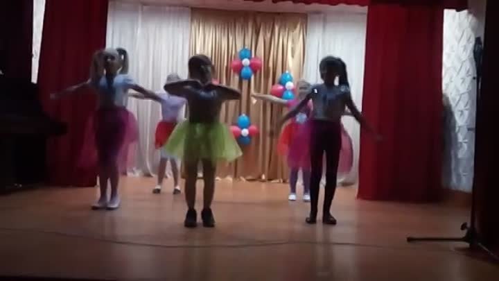 Младший танцевальный коллектив "Ри-ти-та" с танцем "с ...