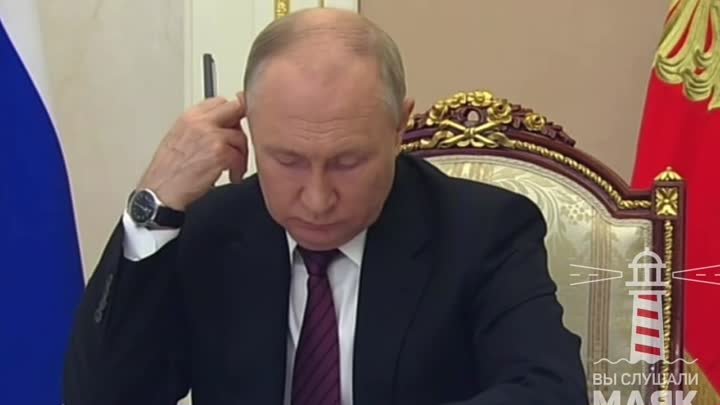 🇷🇺Владимир Путин ищет часы на левой руке вместо правой. Забыл отра ...