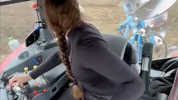 Девушка - тракторист