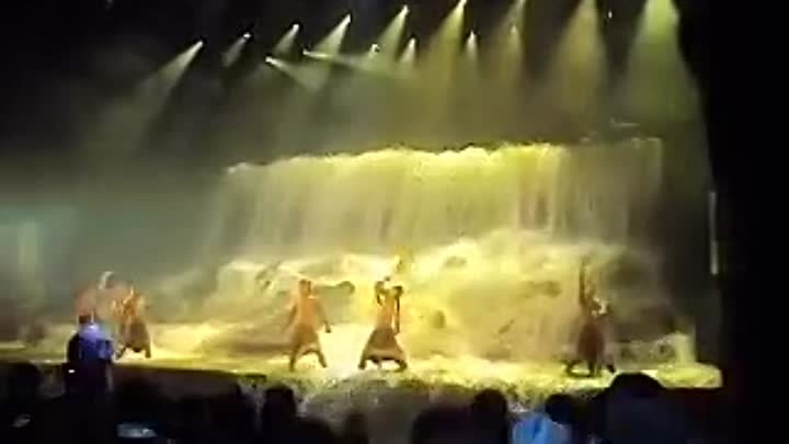 Всемирный потоп на сцене китайского цирка !!!
