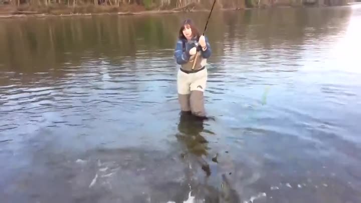Женская рыбалка - сколько страсти!