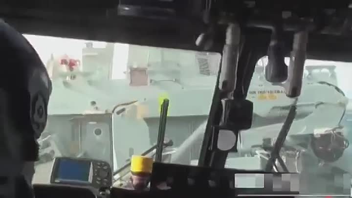 Как это пилоту вертолета, удаётся приземлиться на свой корабль в шторм