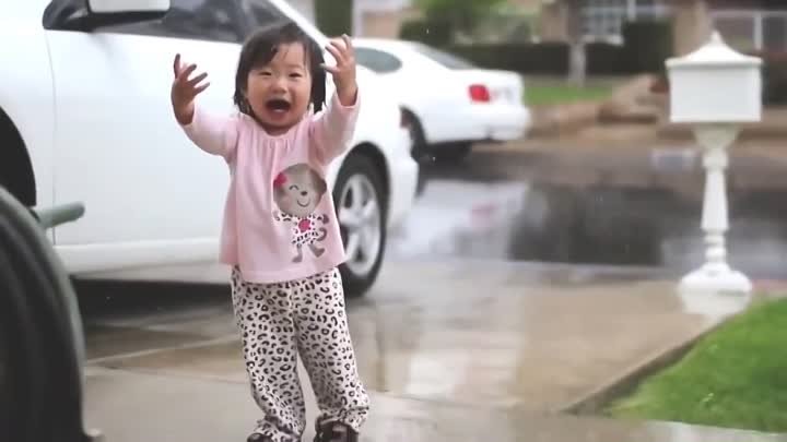 Маленькая девчушка впервые увидела дождь