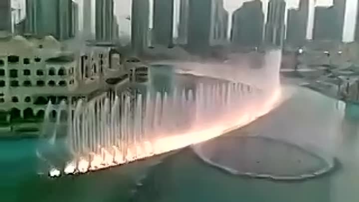 Нереально красивый фонтан в Дубае