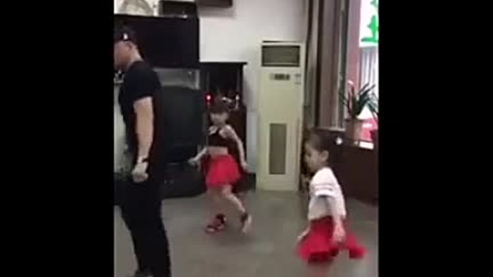 Папа танцует с дочкой. Отец танцует с двумя дочками. ЗАКС дочь с папой танцуют. Отец танцует с двумя дочками видео. Как папа танцует.