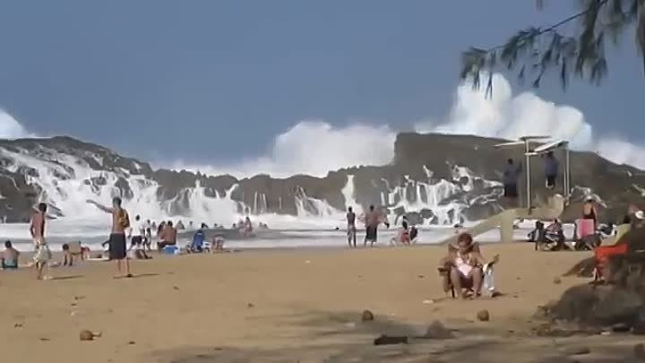 Огромные волны за скалой в Пуэрто-Рико