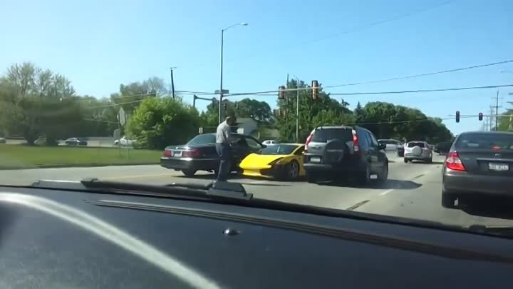 В перший раз за кермом Lamborghini