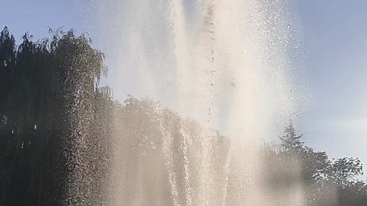 Утренний фонтан на водоёме ⛲️