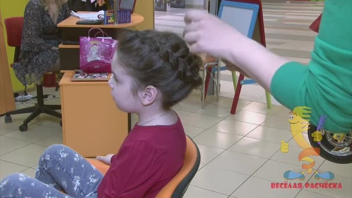 Плетём ребёнку- коса наоборот с цветком из волос