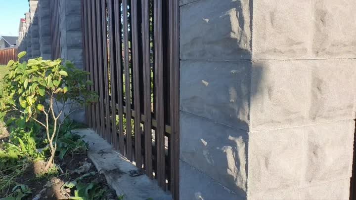 Заказ-Дом: забор из металлического штакетника на бетоном основании и ...