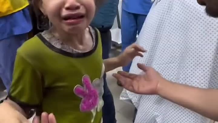 Где моя мама, я хочу к маме»

Палестинская девочка плачет и просится ...