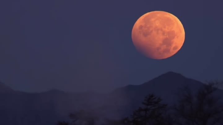 Кровавая луна над Мицульским хребтом Сахалина