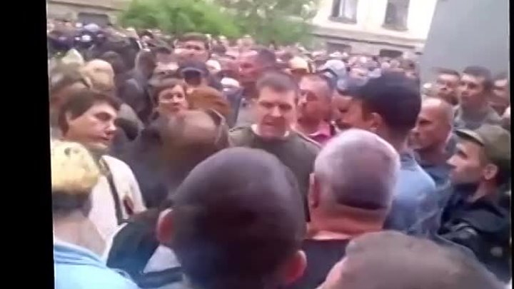 Луганск Митингующие у ОГА выпускают милицию 29,04,2014