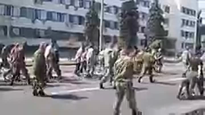 Пленные Украинские солдаты на параде в Донецке. В день независимости ...